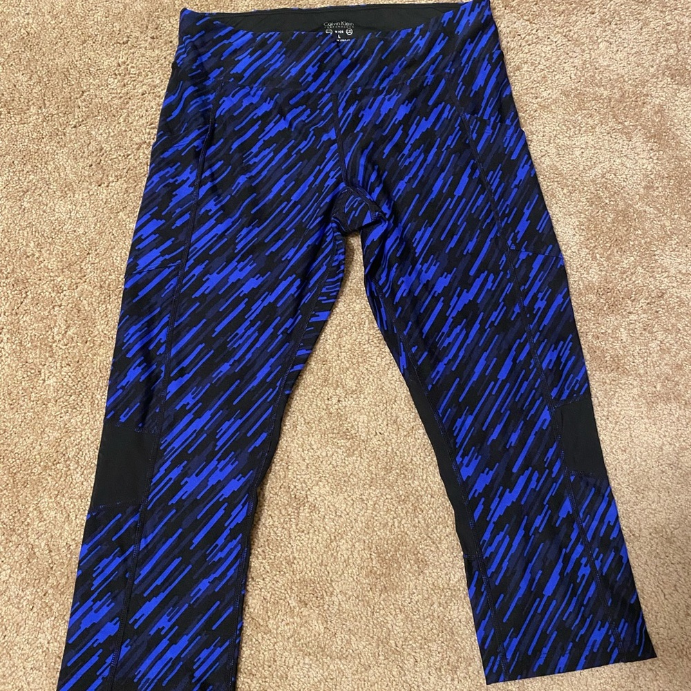 Calvin Klein Women Capri Leggings with side pockets. Size L anew With Tags